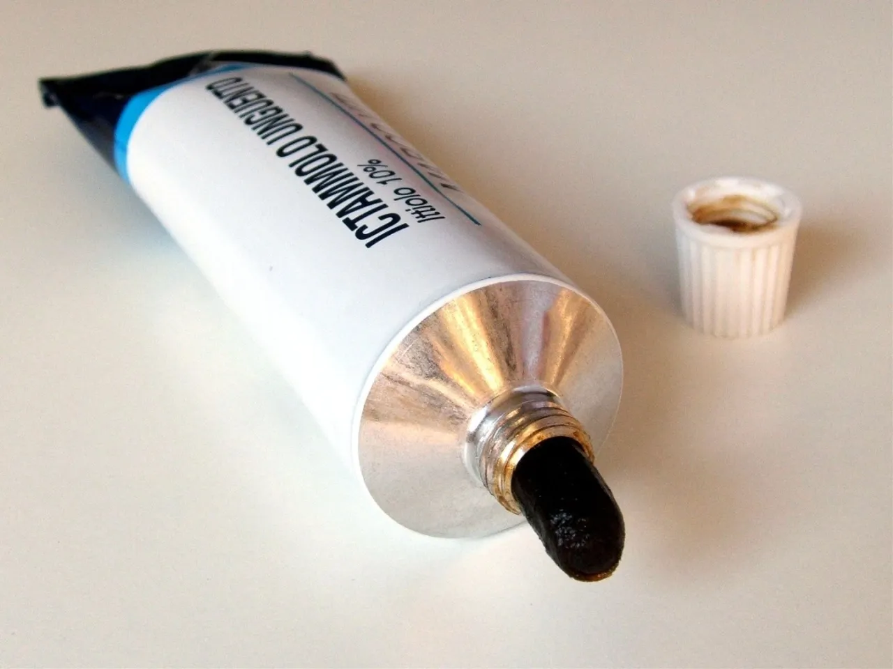 maść ichtiolowa, plasterki na pryszcze, apteczne preparaty na trądzik