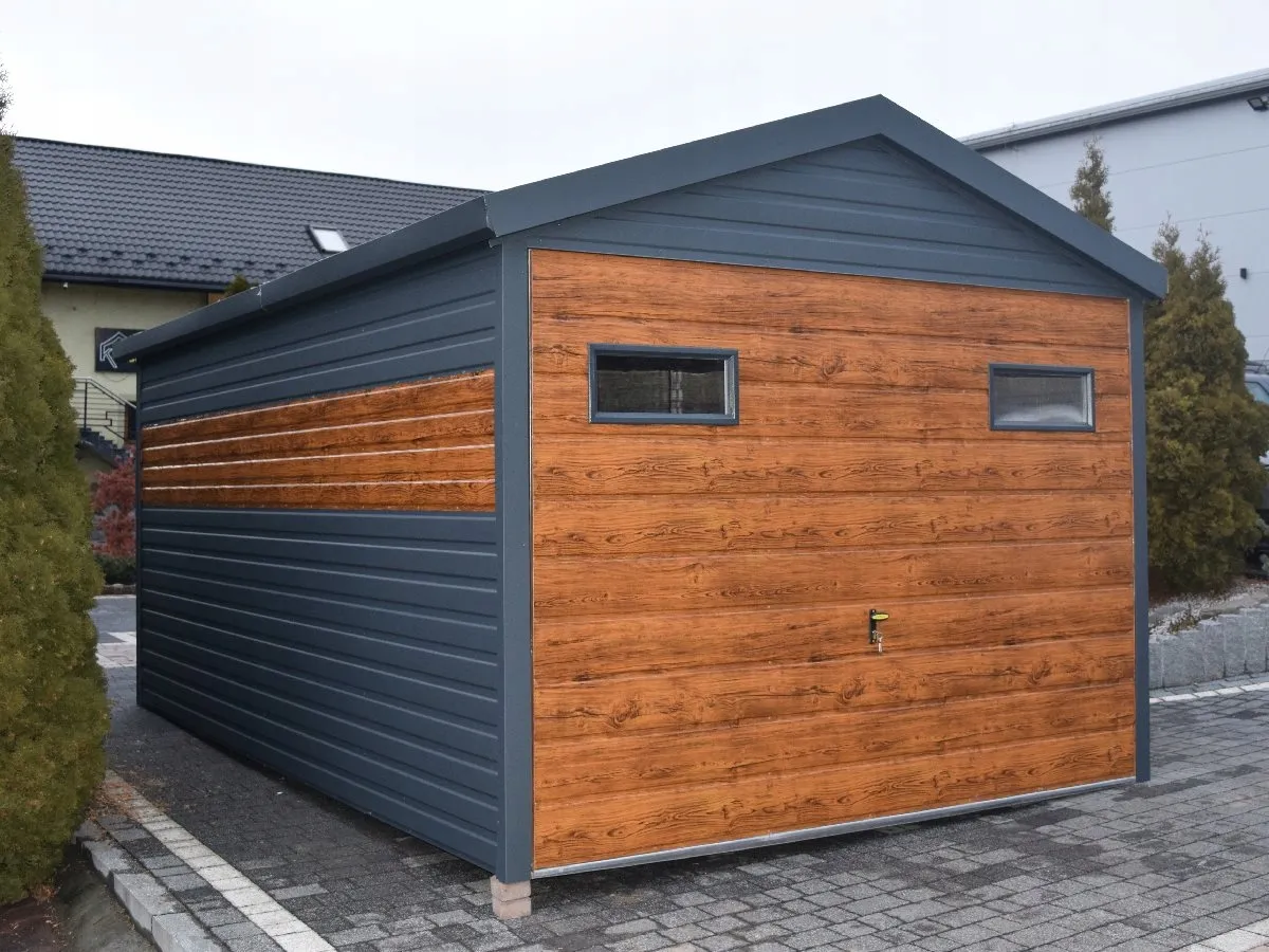 Obróbki blacharskie okna w garażu blaszanym