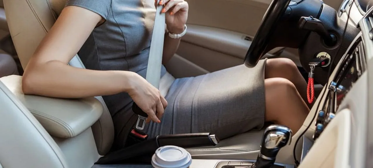 Kobieta w ciąży zapinająca pasy bezpieczeństwa