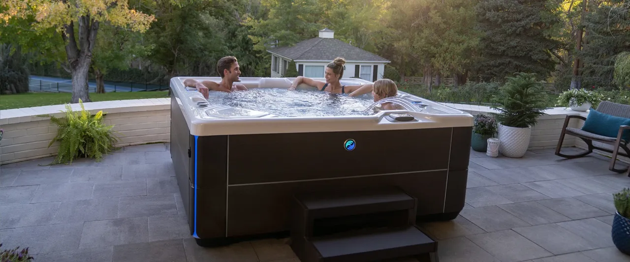 Osoba relaksująca się w jacuzzi z bąbelkami