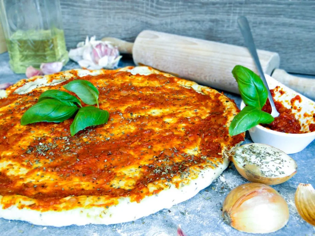 Sos pomidorowy do pizzy składniki i gotowy sos