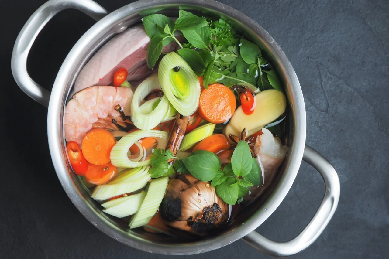 Dodawanie bulionu do zupy