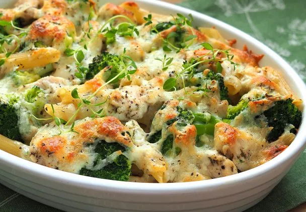 różne warianty zapiekanki z brokułem