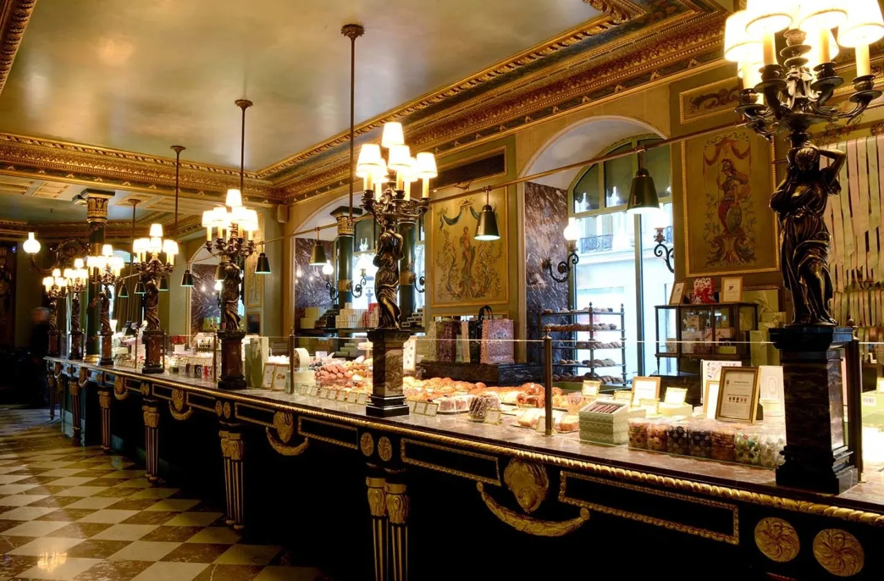 Vetrina pasticceria lussuosa Parigi