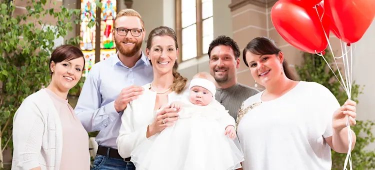 szczęśliwa rodzina na przyjęciu z okazji chrzcin