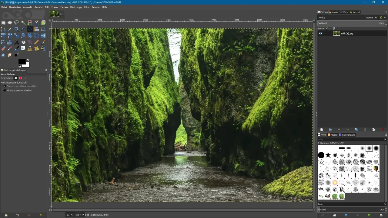 Edycja pięknego kanionu w programie GIMP. Widać narzędzia i panel warstw, co pozwala na porównanie z Photoshopem.