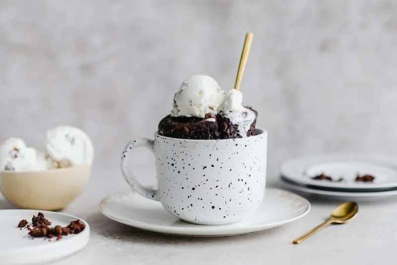 czekoladowa babeczka w kubku z lodami