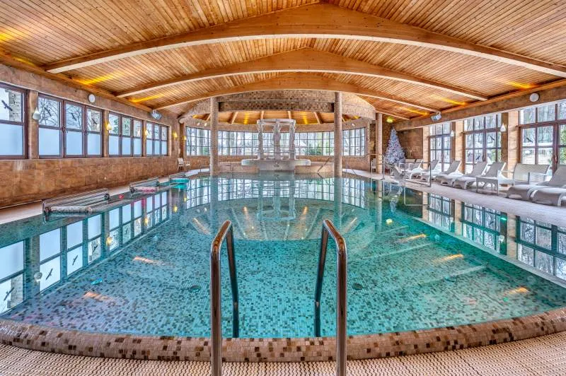 elegancki butikowy hotel dla dorosłych z basenem