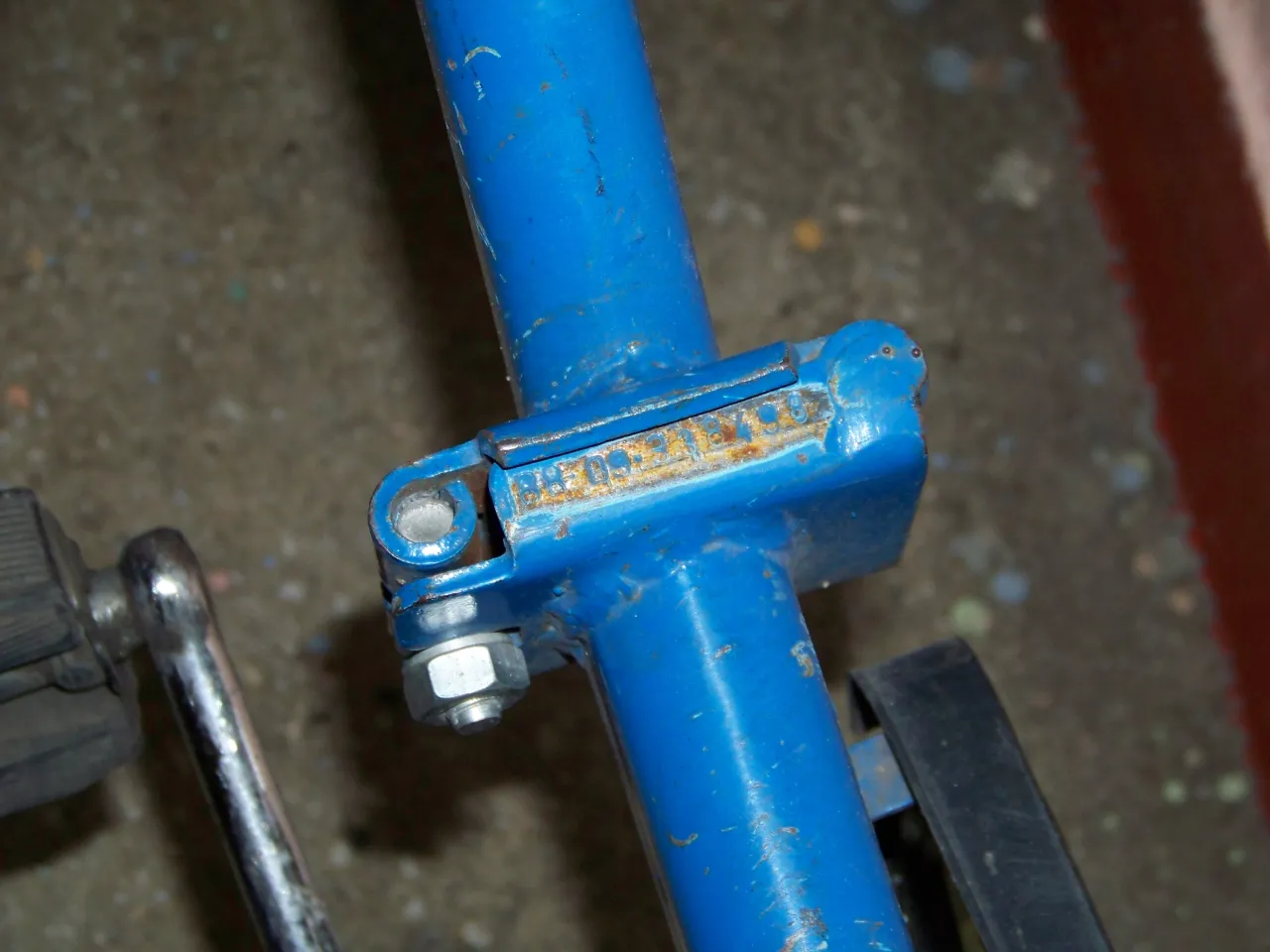 Na niebieskiej ramie roweru widoczny jest wybity numer seryjny, kt&oacute;ry pomoże Ci sprawdzić rok produkcji roweru.