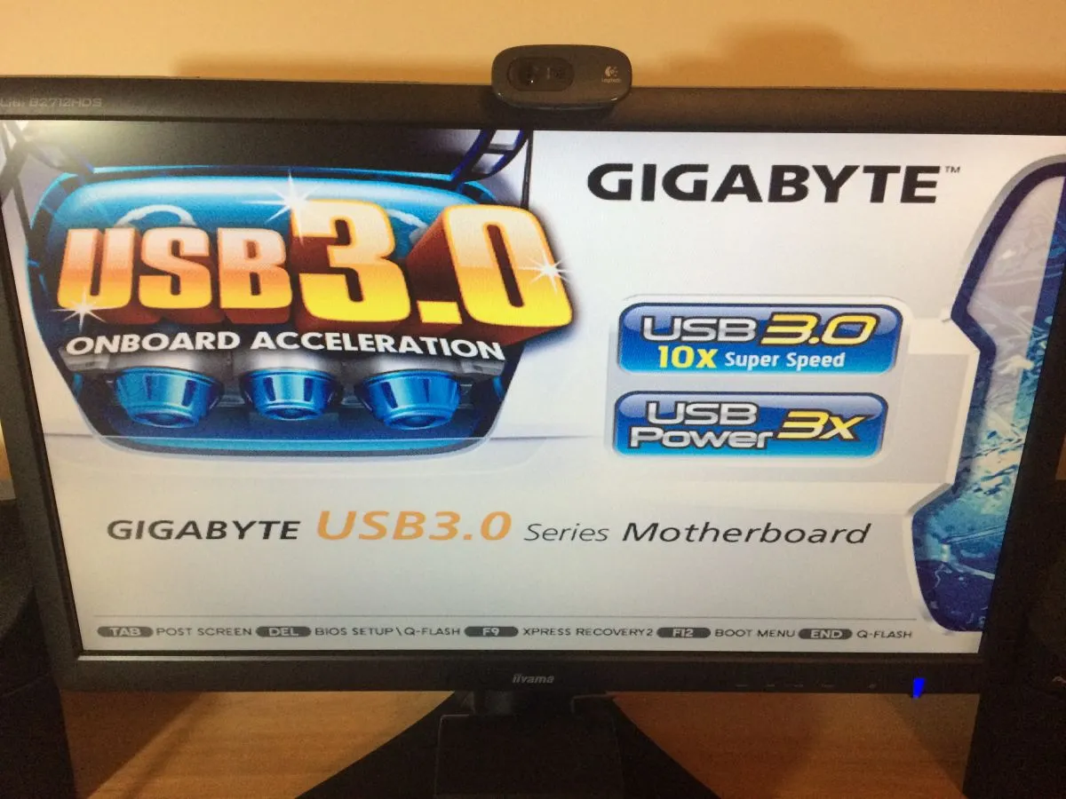 Ekran startowy Gigabyte USB 3.0. Widoczne opcje: BIOS SETUP \ Q-FLASH. To może być pomocne, jak zaktualizować BIOS Gigabyte.