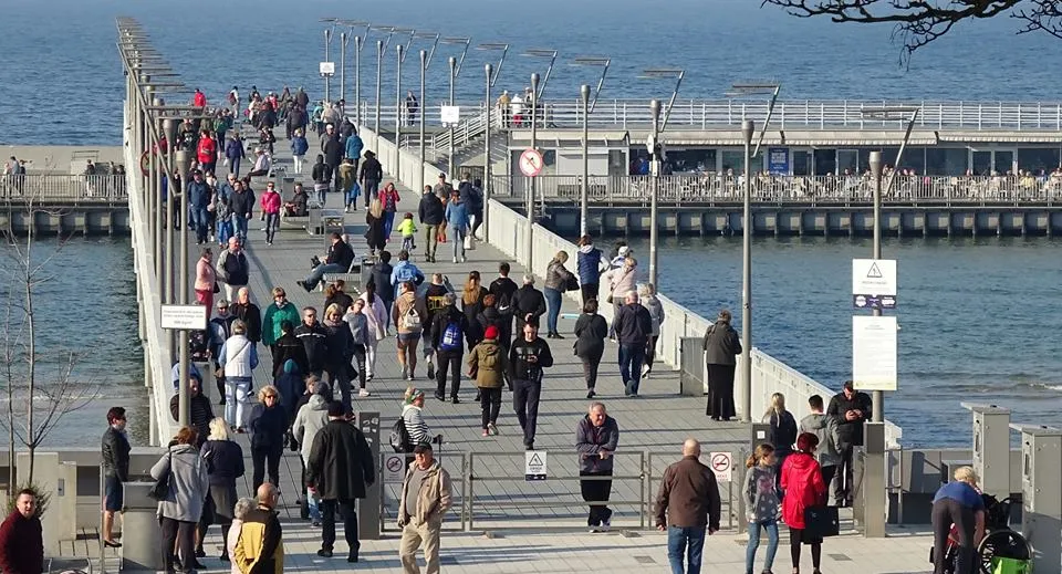 Molo w Kołobrzegu spacer ludzie