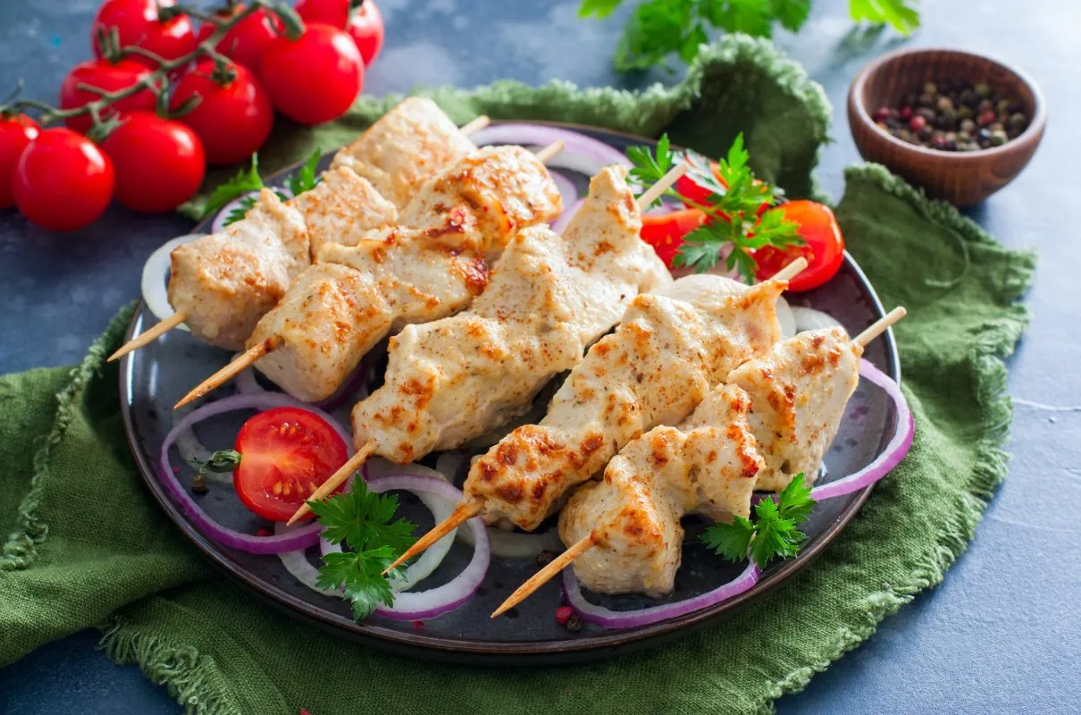 Pyszne, złociste szaszłyki z kurczaka, idealne na grilla. Zobacz, jak zrobić szaszłyka krok po kroku!