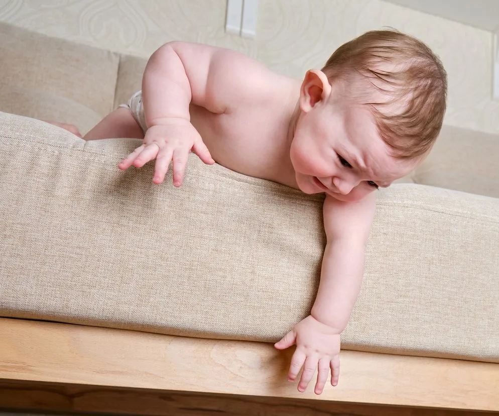 bezpieczna obserwacja dziecka po upadku w domu