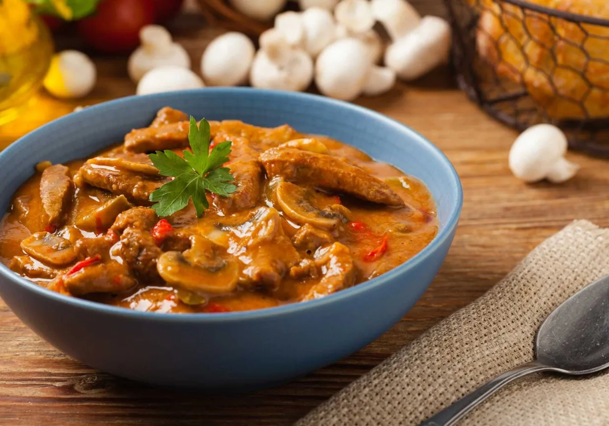 Gulasz wołowy z pieczarkami i papryką w sosie. Idealna porcja mięsa na osobę na obiad.