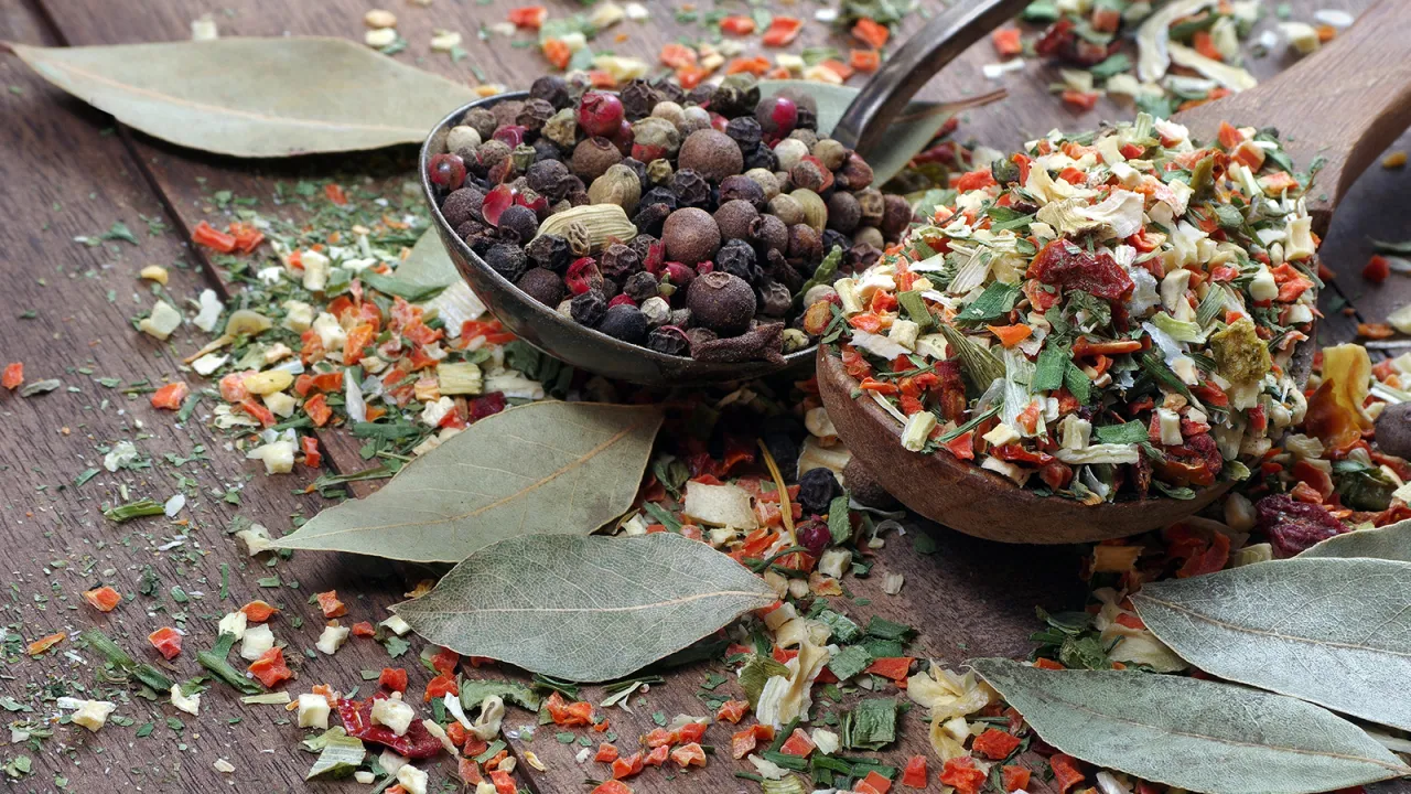 Frische und getrocknete Kräuter für Wildgerichte