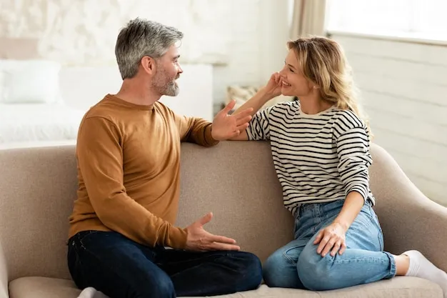 Para flirtująca przez telefon, uśmiechnięta