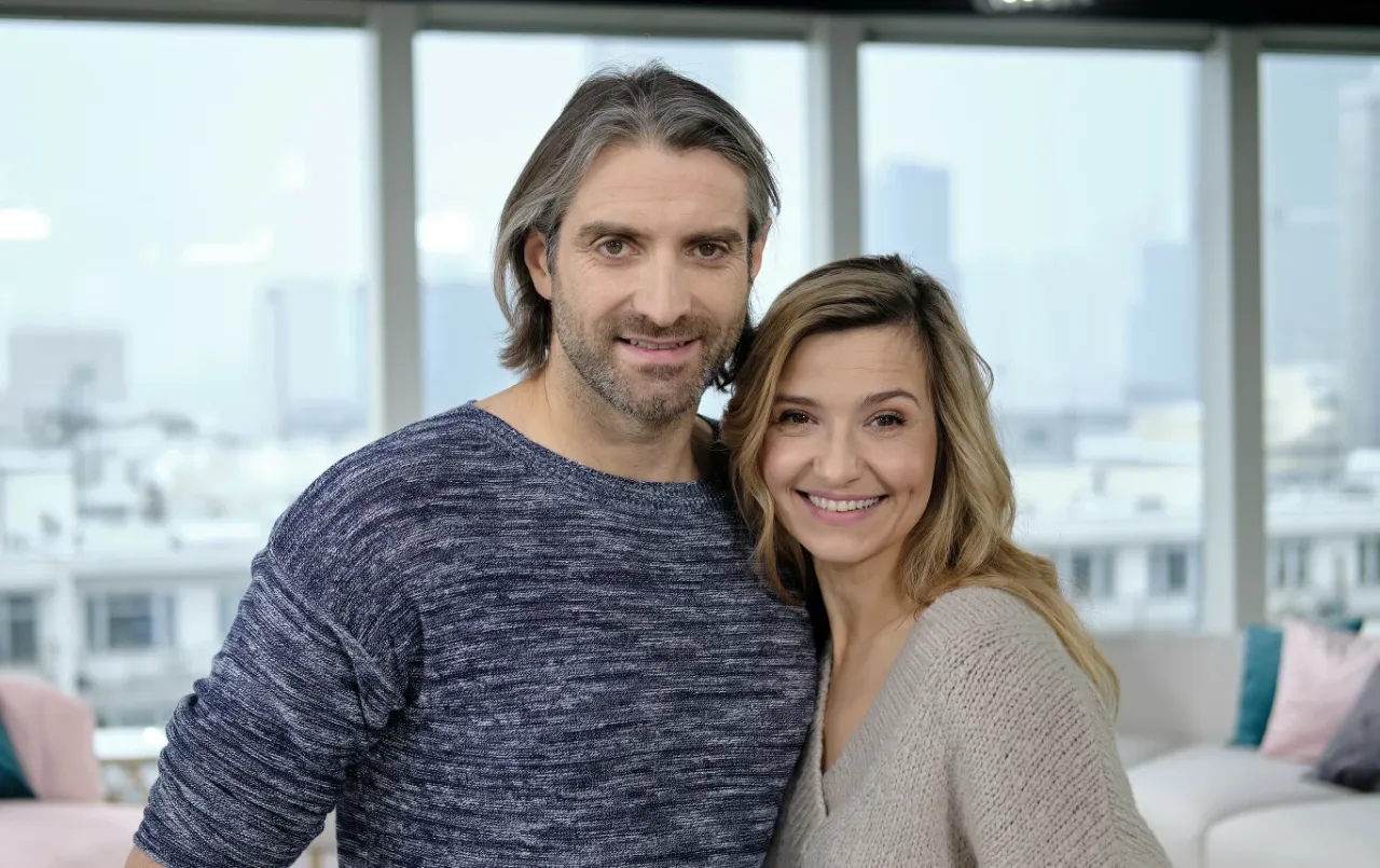 Maciej Dowbor i jego ukochana, Joanna Koroniewska, uśmiechają się do obiektywu. Ich romans kwitnie.