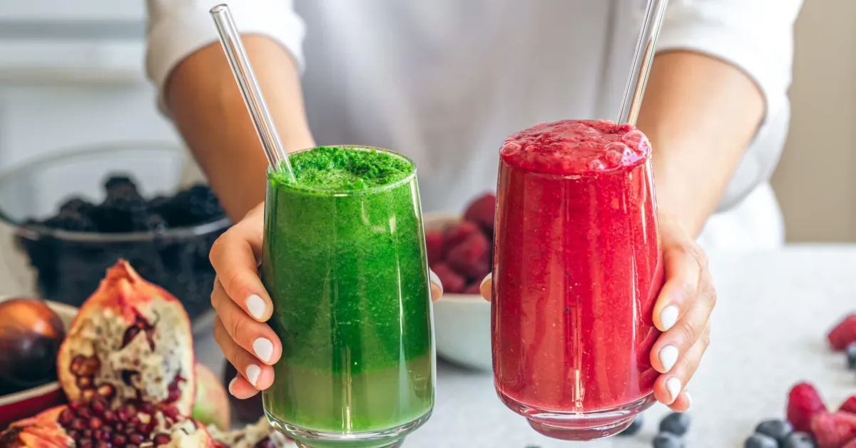 r&oacute;żne osoby pijące kolorowe koktajle, zdrowe napoje