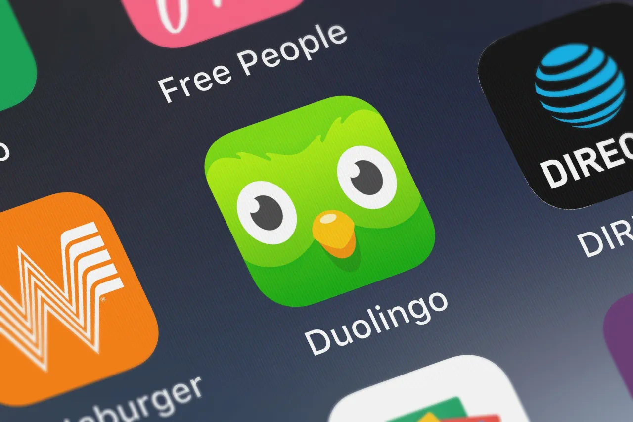 Aplikacje do nauki języków na smartfonie z ikonami Duolingo, Babbel, Busuu