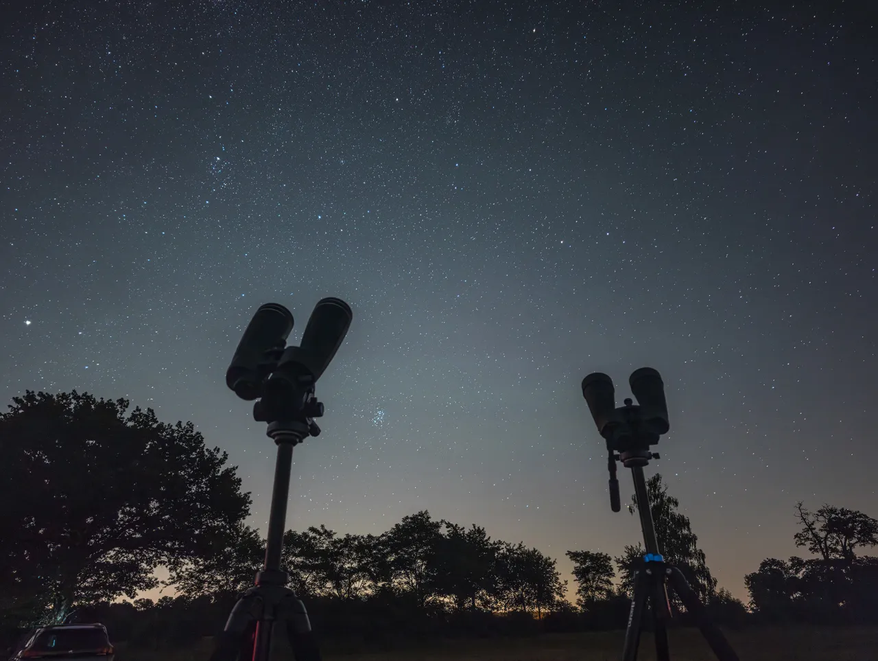 Smartfon na statywie fotografujący Drogę Mleczną