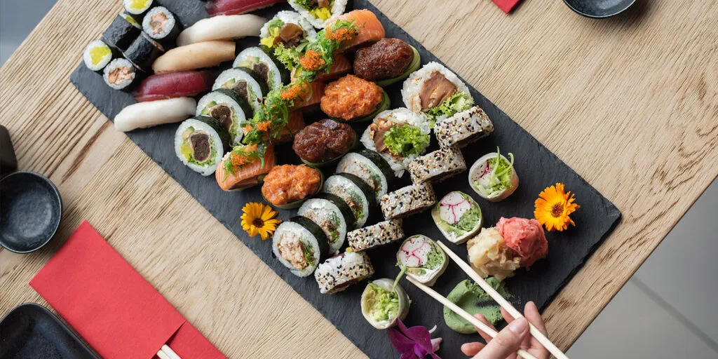 różne rodzaje sushi na talerzu