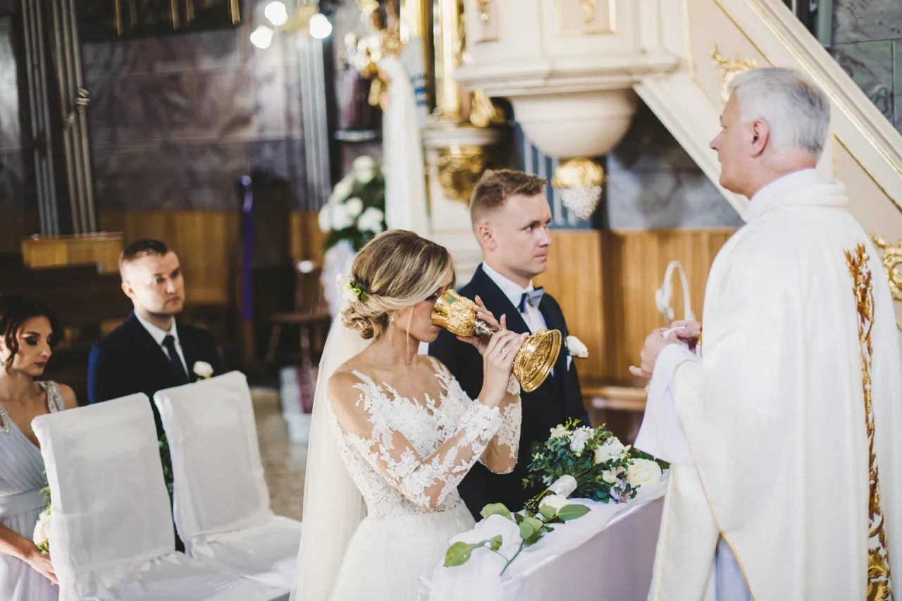 Para młoda w kościele w piątek