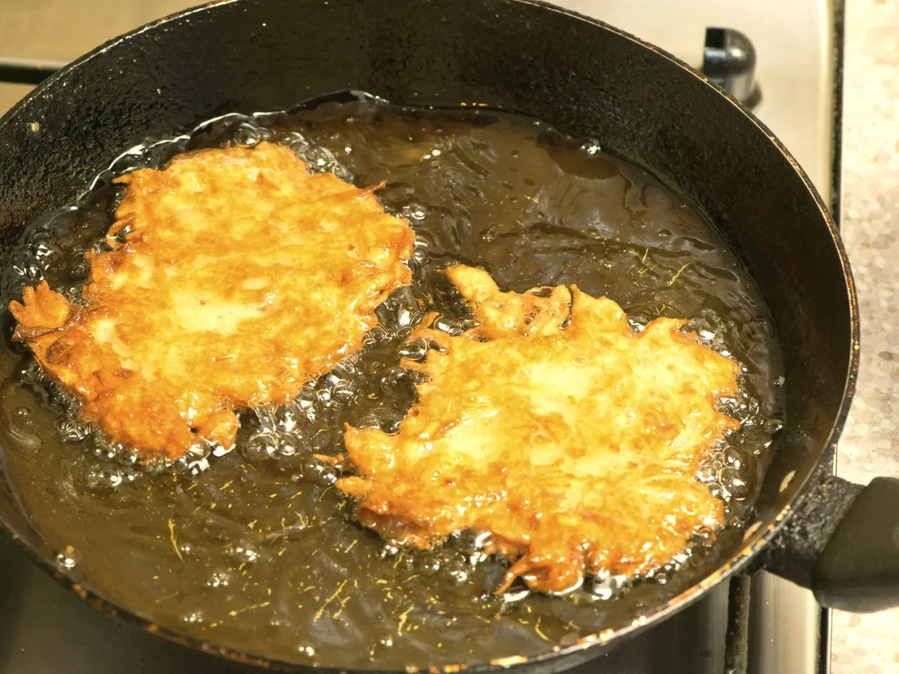 Smażenie plack&oacute;w ziemniaczanych na patelni