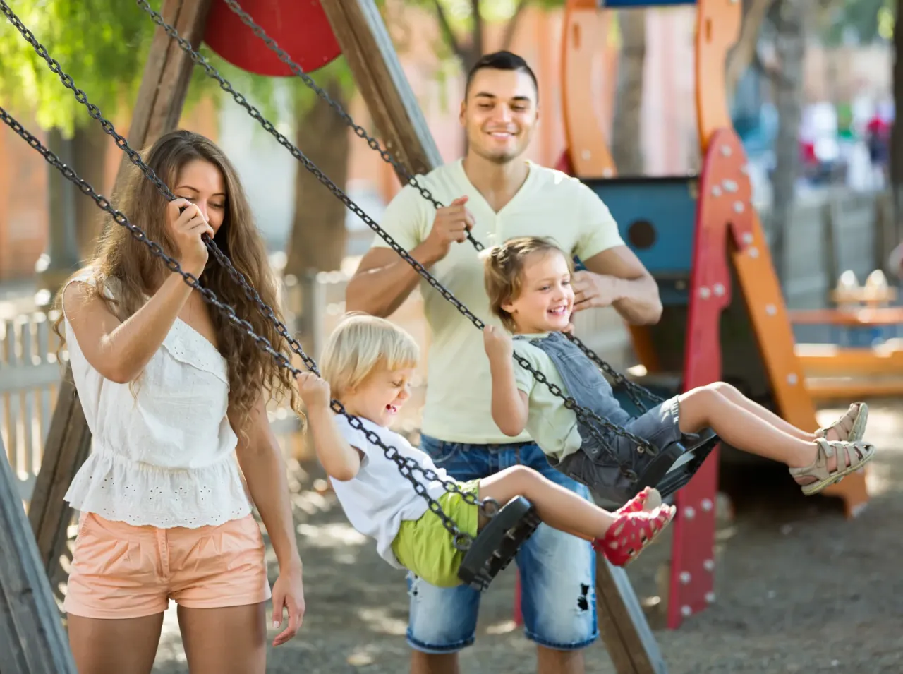 Dziecko na placu zabaw z rodzicem