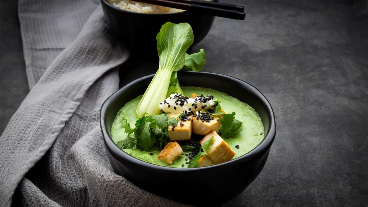 Vegetarisches Pak Choi Curry mit Tofu in einer Sch&uuml;ssel