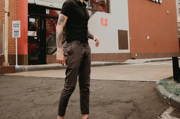 mężczyzna w brązowych spodniach stylizacje