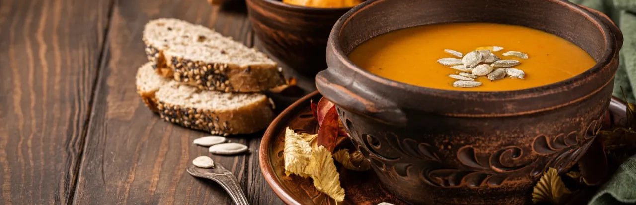 talerz z zupą krem i smoothie