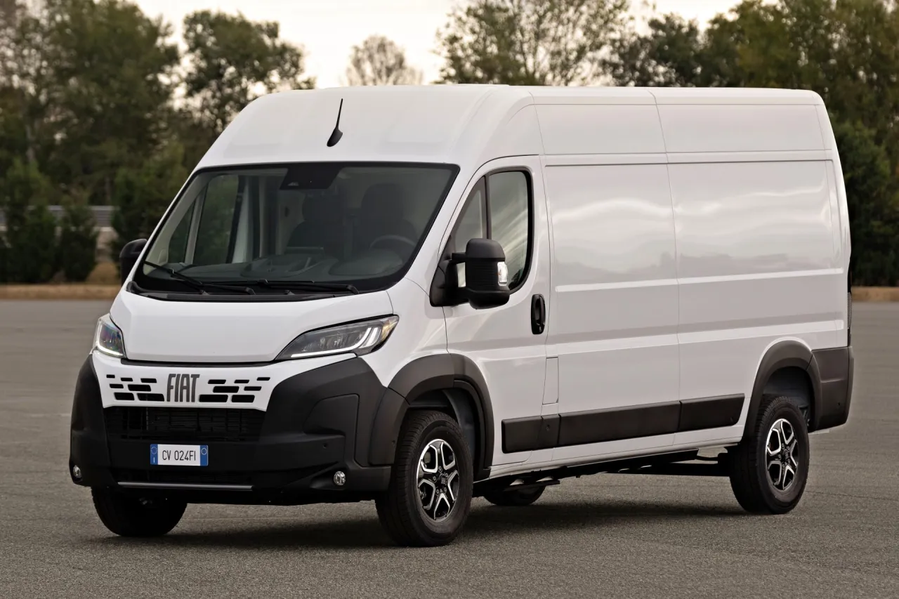 Biały Fiat Ducato na drodze. Zastanawiasz się nad pojemnością baku tego modelu?