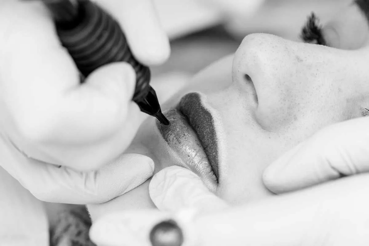 Nowoczesne urządzenie do makijażu permanentnego ust