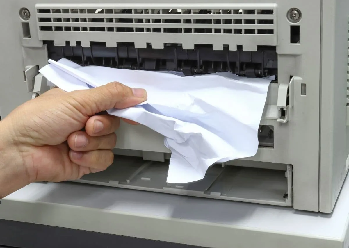jak bezpiecznie usunąć zacięty papier z drukarki