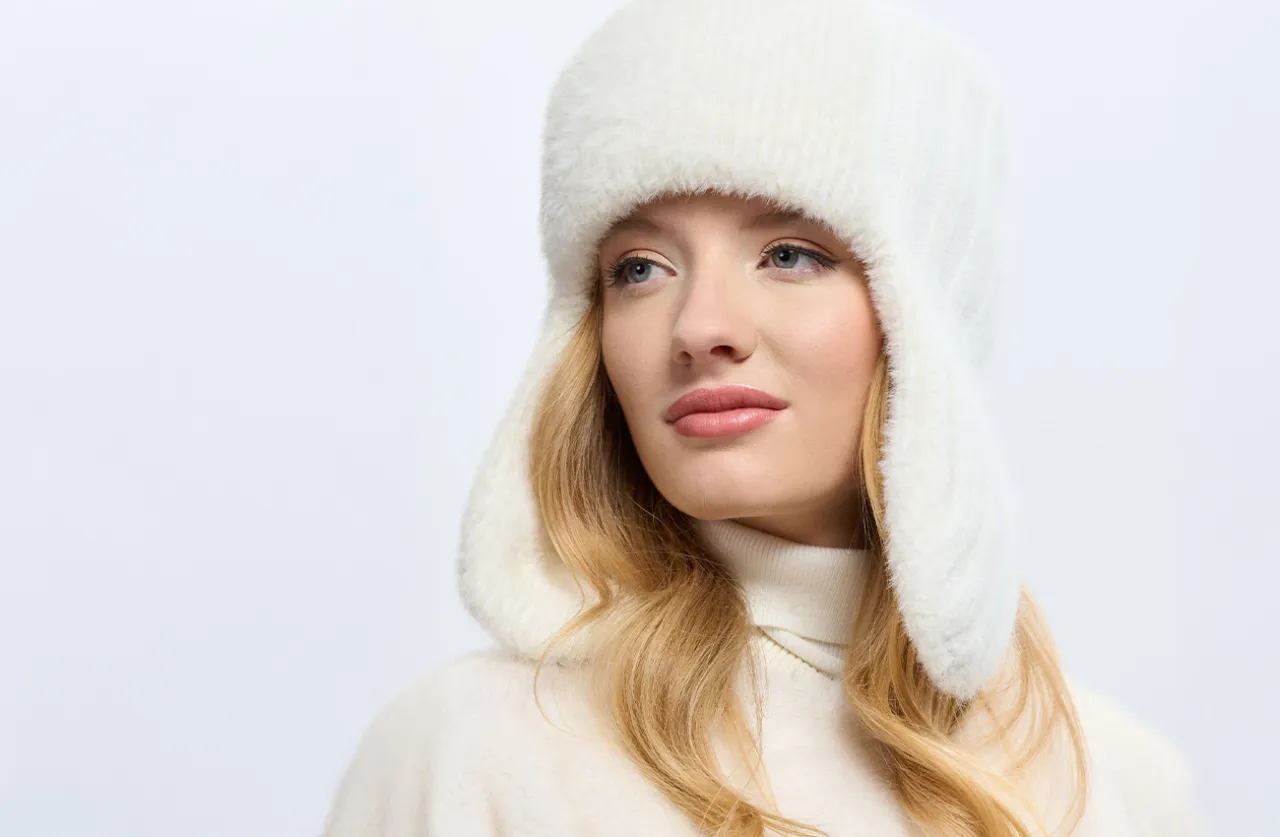 Różne rodzaje czapek zimowych na modelkach