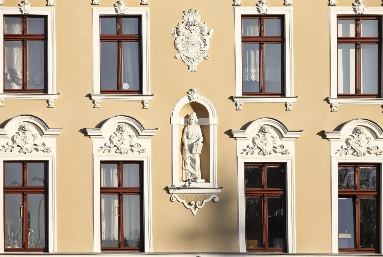 Zabytkowa kamienica okna