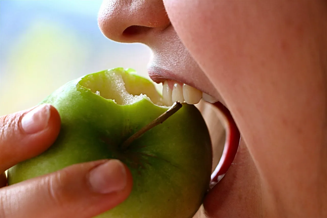 Bezpieczne jedzenie po znieczuleniu zęba