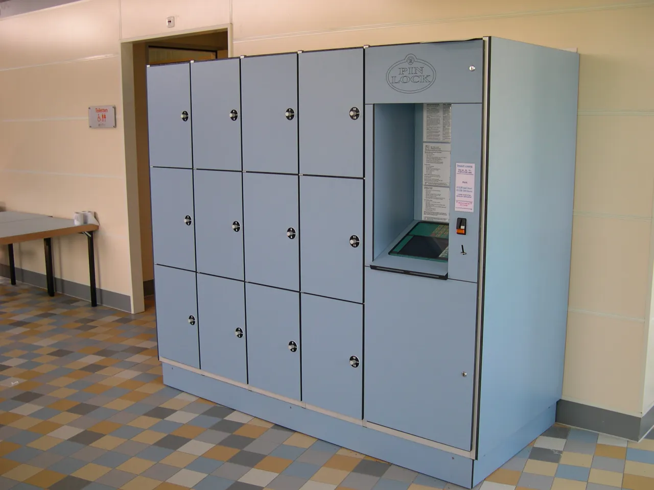 hostel locker z kłódką