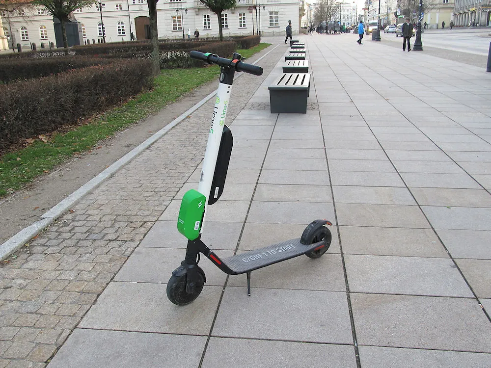 hulajnoga elektryczna ustępuje pierwszeństwa pieszemu na chodniku