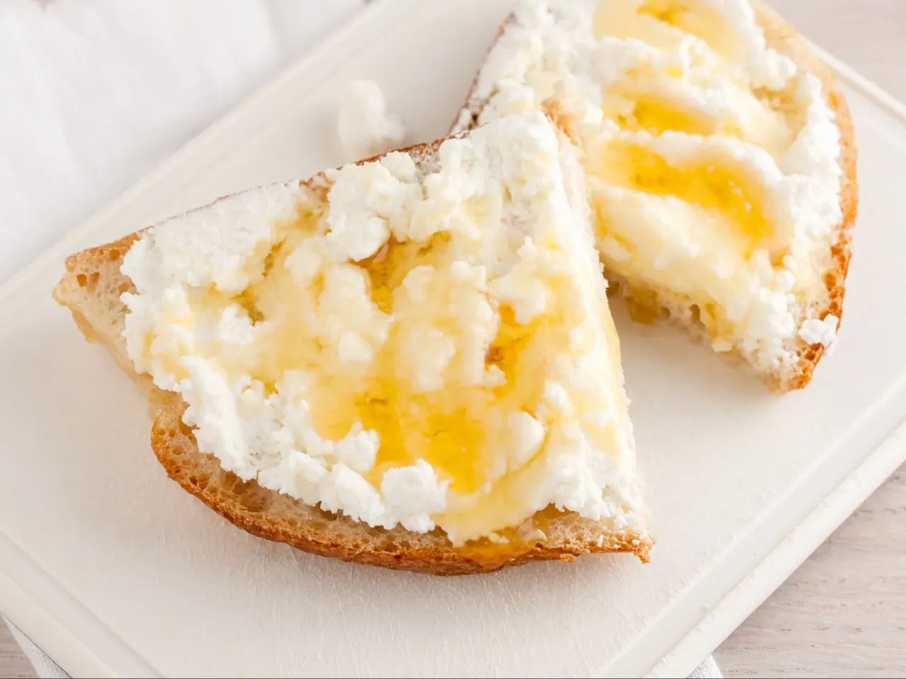 Proste i pyszne: kromki chleba z twarogiem i miodem. Idealny pomysł, co można zrobić z twarogu na obiad.