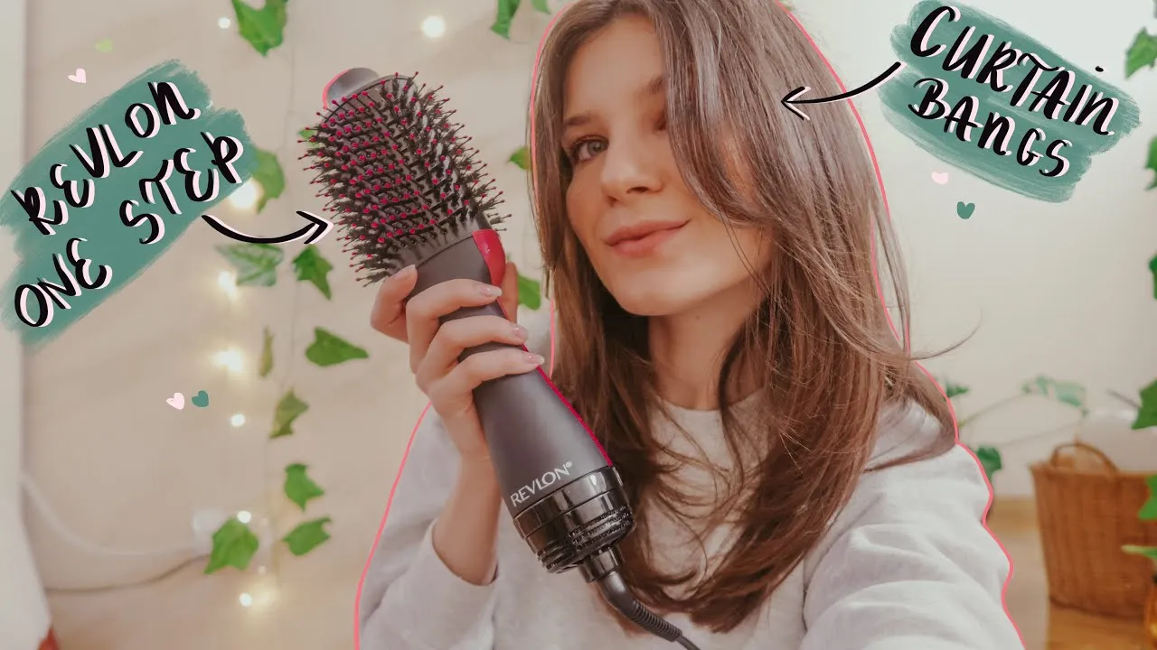 kobieta stylizująca grzywkę suszarką i okrągłą szczotką