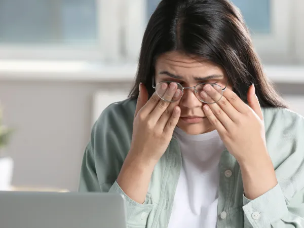 zmęczone oczy od ekranu, syndrom widzenia komputerowego