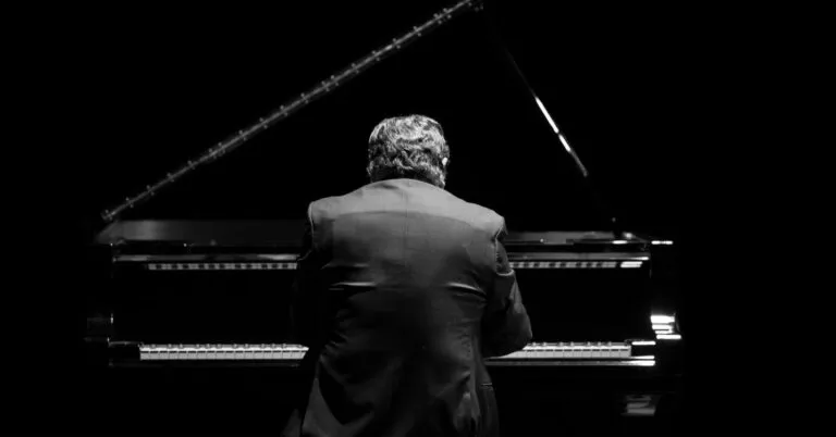 Ludovico Einaudi grający na fortepianie