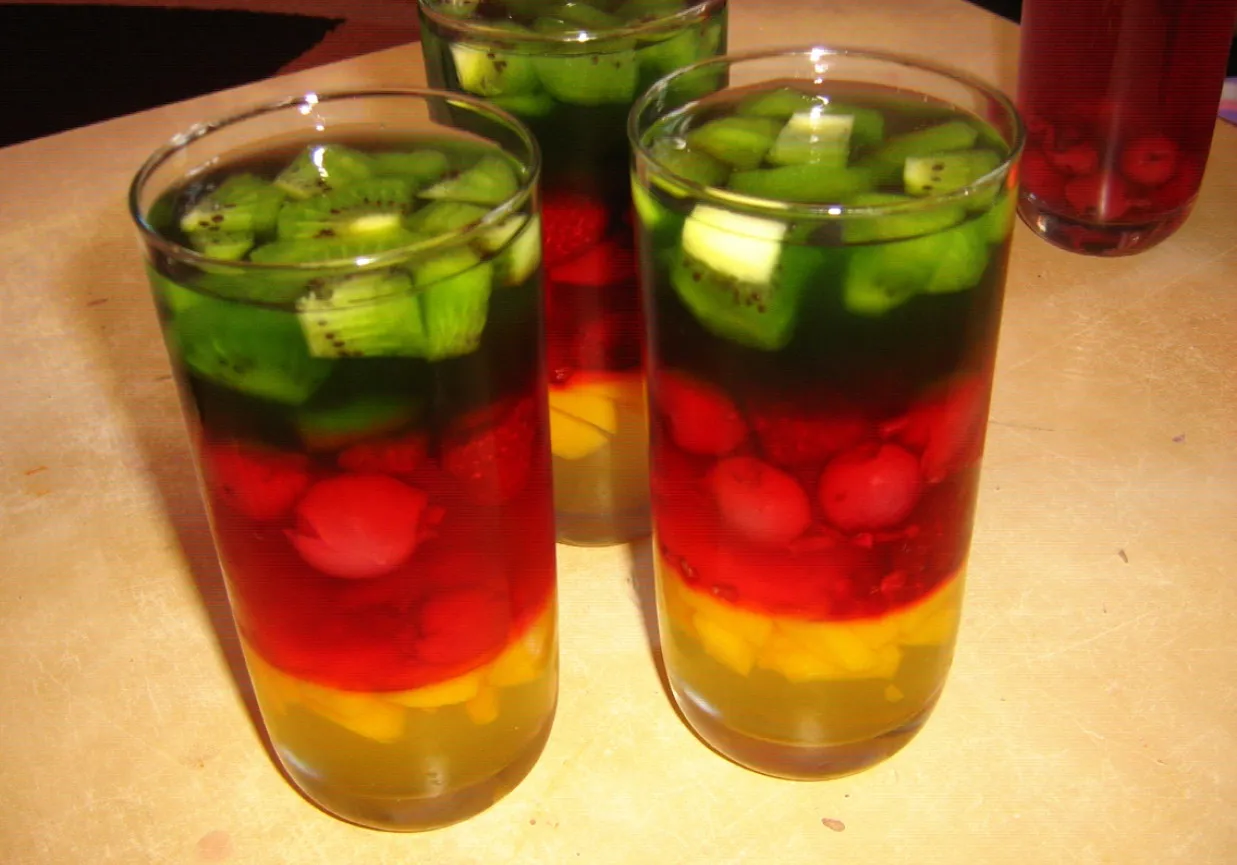 kolorowa galaretka w szklanym naczyniu