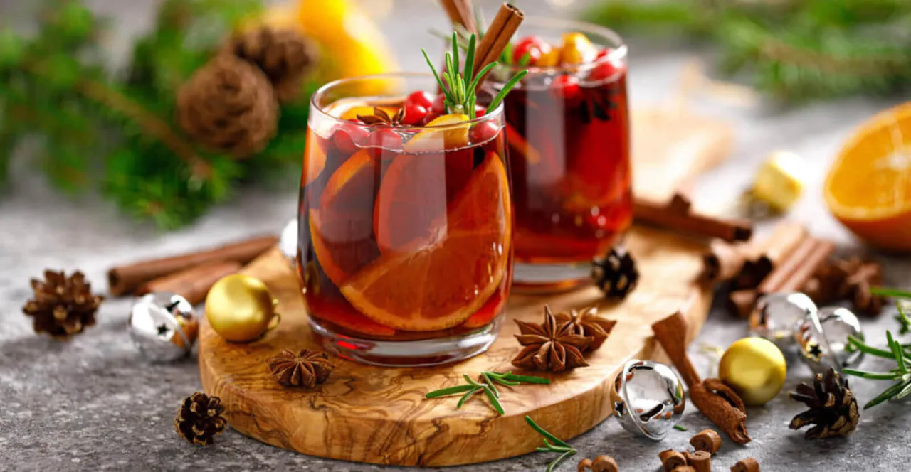 r&oacute;żne butelki czerwonego wina na grzańca