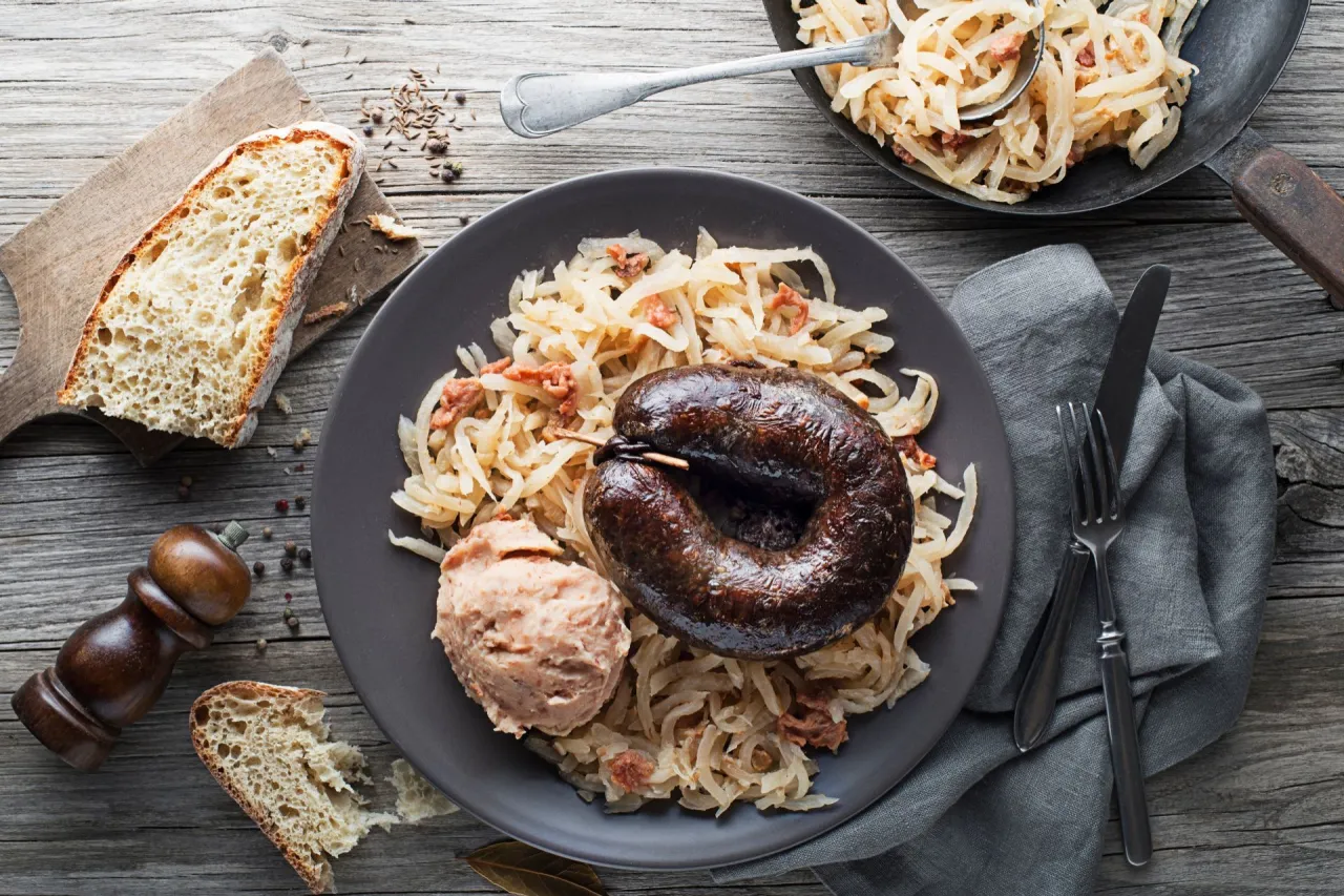 różne dodatki do kaszanki grillowanej