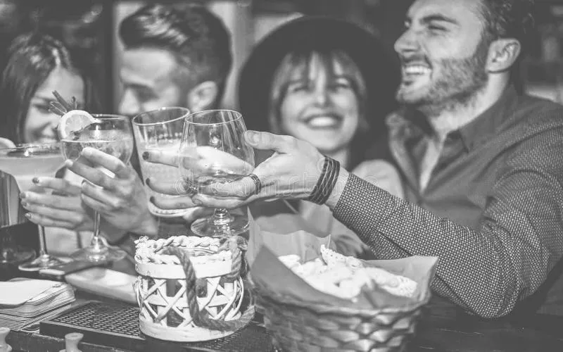 ludzie rozmawiający śmiejący się na imprezie