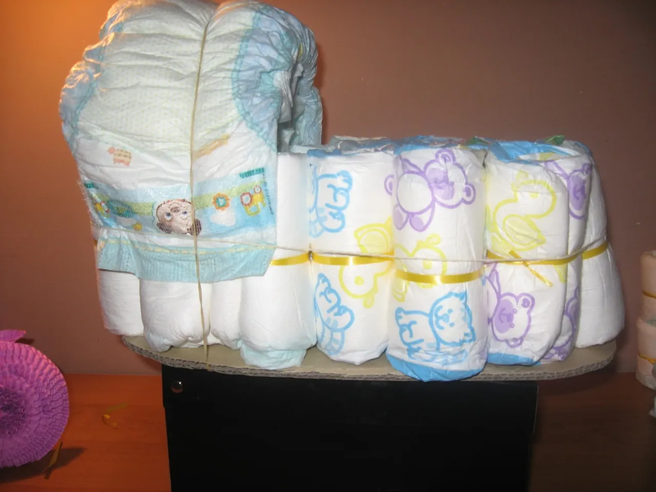 Jak zrobić w&oacute;zek z pampers&oacute;w krok po kroku