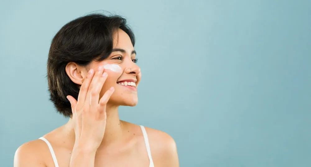 kobieta aplikująca tonik na twarz wacikiem