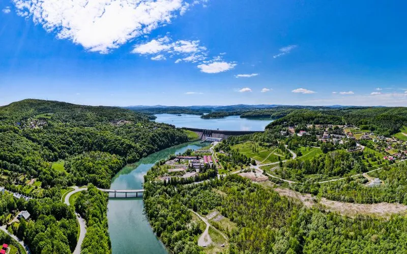 Jezioro Solińskie widok z lotu ptaka z tamą